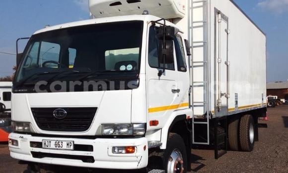 Nunua Ilio tumika Nissan UD Nyeupe Lori ndani ya Beitbridge nchini Matabeleland Kusini