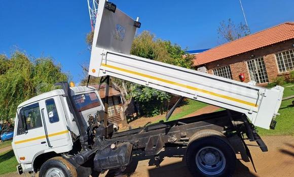 Nunua Ilio tumika Nissan UD Nyeupe Lori ndani ya Beitbridge nchini Matabeleland Kusini