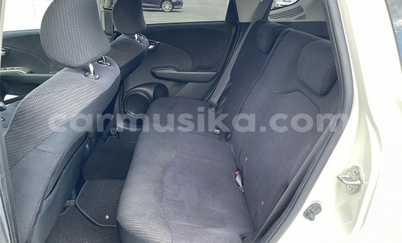 Acheter Occasion Voiture Honda Fit Blanc à Beitbridge, Matabeleland South Acheter Occasion Voiture Honda Fit Blanc à Beitbridge, Matabeleland South