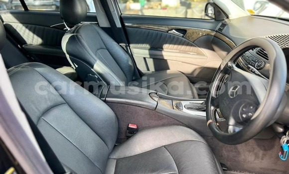 Nunua Ilio tumika Mercedes-Benz E-Classe Nyeusi Gari ndani ya Harare nchini Harare Nunua Ilio tumika Mercedes-Benz E-Classe Nyeusi Gari ndani ya Harare nchini Harare