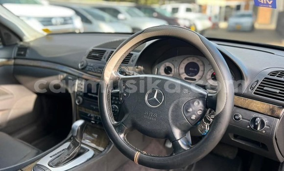 Nunua Ilio tumika Mercedes-Benz E-Classe Nyeusi Gari ndani ya Harare nchini Harare Nunua Ilio tumika Mercedes-Benz E-Classe Nyeusi Gari ndani ya Harare nchini Harare