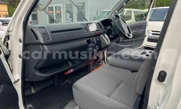 Nunua Ilio tumika Toyota Hiace Nyeupe Gari ndani ya Beitbridge nchini Matabeleland Kusini Nunua Ilio tumika Toyota Hiace Nyeupe Gari ndani ya Beitbridge nchini Matabeleland Kusini