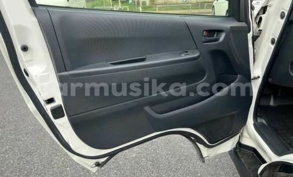 Nunua Ilio tumika Toyota Hiace Nyeupe Gari ndani ya Beitbridge nchini Matabeleland Kusini Nunua Ilio tumika Toyota Hiace Nyeupe Gari ndani ya Beitbridge nchini Matabeleland Kusini