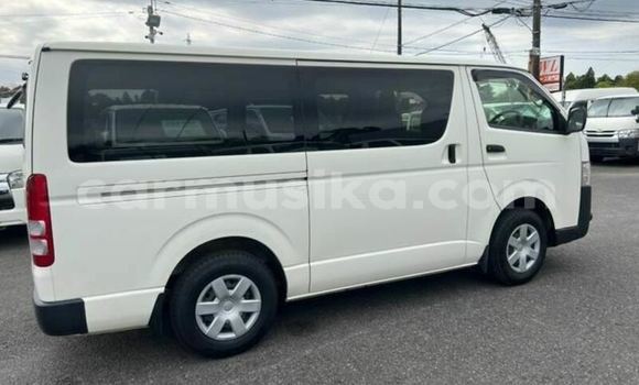 Nunua Ilio tumika Toyota Hiace Nyeupe Gari ndani ya Beitbridge nchini Matabeleland Kusini Nunua Ilio tumika Toyota Hiace Nyeupe Gari ndani ya Beitbridge nchini Matabeleland Kusini