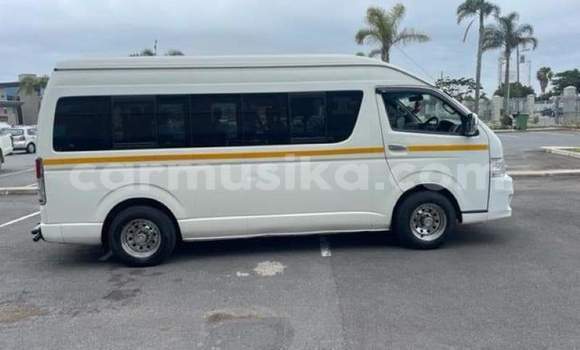Buy Used Toyota Hiace White Car in Beitbridge in Matabeleland South Buy Used Toyota Hiace White Car in Beitbridge in Matabeleland South