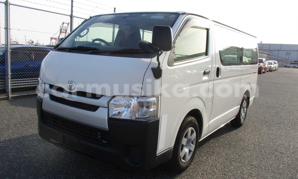 Buy Used Toyota Hiace White Car in Beitbridge in Matabeleland South