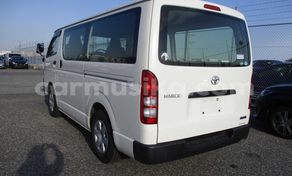 Buy Used Toyota Hiace White Car in Beitbridge in Matabeleland South Buy Used Toyota Hiace White Car in Beitbridge in Matabeleland South
