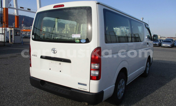 Buy Used Toyota Hiace White Car in Beitbridge in Matabeleland South Buy Used Toyota Hiace White Car in Beitbridge in Matabeleland South