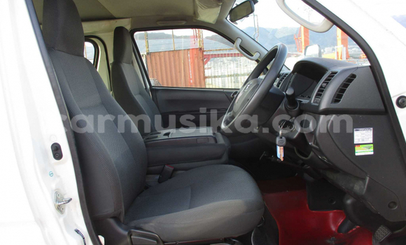 Buy Used Toyota Hiace White Car in Beitbridge in Matabeleland South Buy Used Toyota Hiace White Car in Beitbridge in Matabeleland South