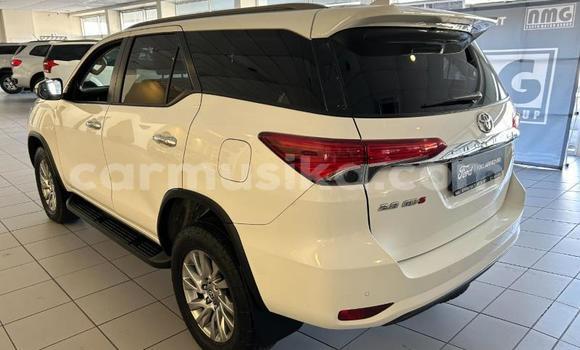 Acheter Occasion Voiture Toyota Fortuner Blanc à Beitbridge, Matabeleland South Acheter Occasion Voiture Toyota Fortuner Blanc à Beitbridge, Matabeleland South