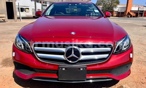 Acheter Occasion Voiture Mercedes-Benz E200 Rouge à Beitbridge, Matabeleland South