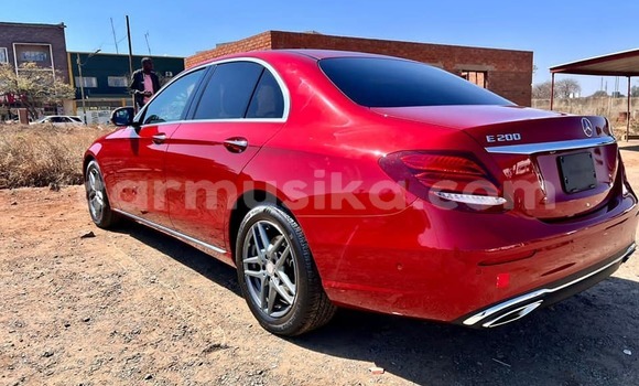 Acheter Occasion Voiture Mercedes-Benz E200 Rouge à Beitbridge, Matabeleland South Acheter Occasion Voiture Mercedes-Benz E200 Rouge à Beitbridge, Matabeleland South