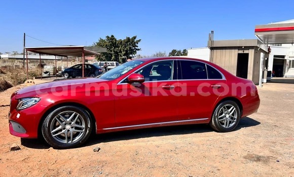 Acheter Occasion Voiture Mercedes-Benz E200 Rouge à Beitbridge, Matabeleland South Acheter Occasion Voiture Mercedes-Benz E200 Rouge à Beitbridge, Matabeleland South