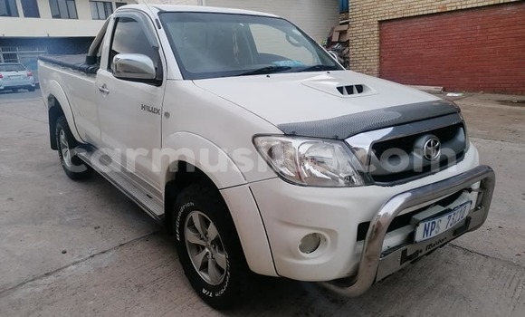 Buy Used Toyota Hilux White Car in Beitbridge in Matabeleland South
