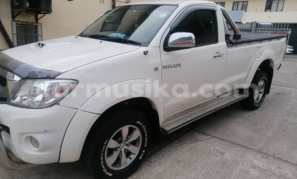 Buy Used Toyota Hilux White Car in Beitbridge in Matabeleland South Buy Used Toyota Hilux White Car in Beitbridge in Matabeleland South