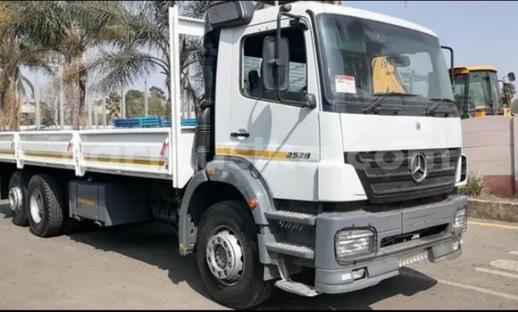 Nunua Ilio tumika Mercedes‒Benz Truck Nyeupe Lori ndani ya Bulawayo nchini Bulawayo
