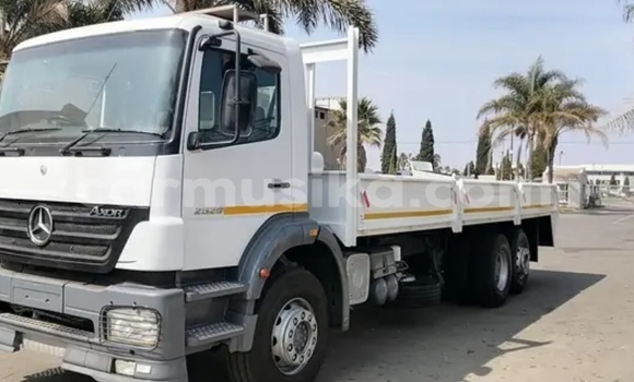 Acheter Occasion Utilitaire Mercedes‒Benz Truck Blanc à Bulawayo, Bulawayo Acheter Occasion Utilitaire Mercedes‒Benz Truck Blanc à Bulawayo, Bulawayo