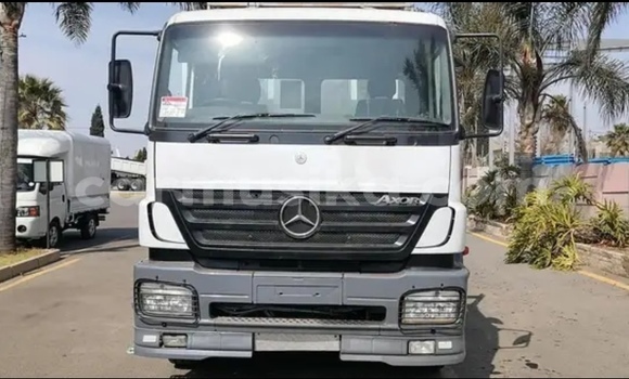 Acheter Occasion Utilitaire Mercedes‒Benz Truck Blanc à Bulawayo, Bulawayo Acheter Occasion Utilitaire Mercedes‒Benz Truck Blanc à Bulawayo, Bulawayo