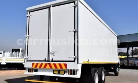 Nunua Ilio tumika Nissan UD Nyeupe Lori ndani ya Beitbridge nchini Matabeleland Kusini Nunua Ilio tumika Nissan UD Nyeupe Lori ndani ya Beitbridge nchini Matabeleland Kusini
