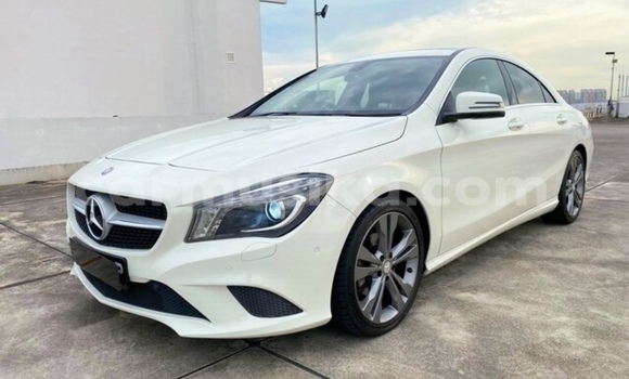 Nunua Ilio tumika Mercedes‒Benz C–Class Nyeupe Gari ndani ya Beitbridge nchini Matabeleland Kusini