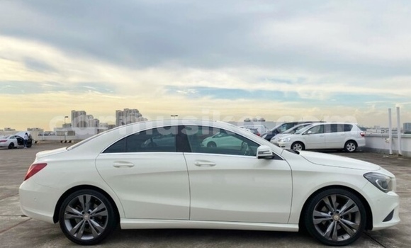 Buy Used Mercedes‒Benz C–Class White Car in Beitbridge in Matabeleland South Buy Used Mercedes‒Benz C–Class White Car in Beitbridge in Matabeleland South
