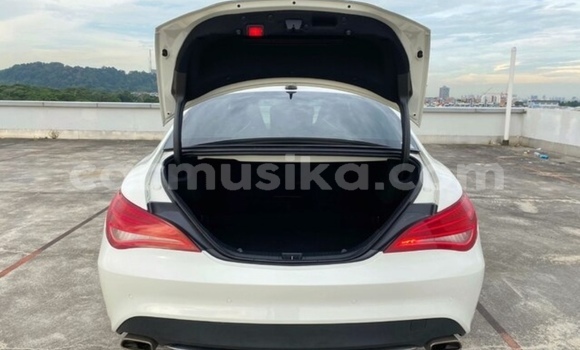 Buy Used Mercedes‒Benz C–Class White Car in Beitbridge in Matabeleland South Buy Used Mercedes‒Benz C–Class White Car in Beitbridge in Matabeleland South