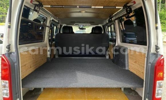 Buy Used Toyota Hiace White Car in Beitbridge in Matabeleland South Buy Used Toyota Hiace White Car in Beitbridge in Matabeleland South