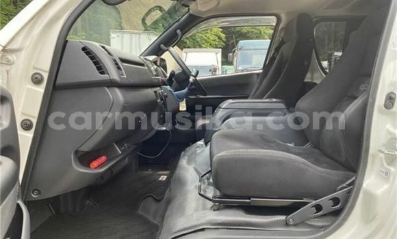 Buy Used Toyota Hiace White Car in Beitbridge in Matabeleland South Buy Used Toyota Hiace White Car in Beitbridge in Matabeleland South