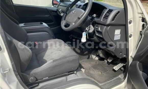 Buy Used Toyota Hiace White Car in Beitbridge in Matabeleland South Buy Used Toyota Hiace White Car in Beitbridge in Matabeleland South
