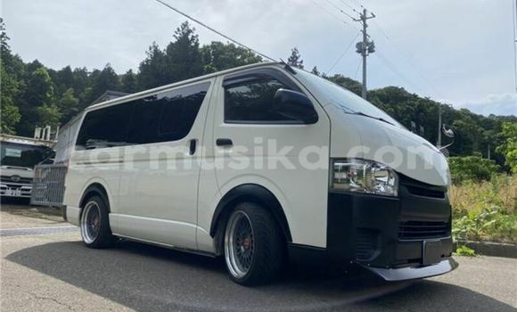Buy Used Toyota Hiace White Car in Beitbridge in Matabeleland South Buy Used Toyota Hiace White Car in Beitbridge in Matabeleland South