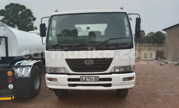 Acheter Occasion Utilitaire Nissan UD Blanc à Bulawayo, Bulawayo Acheter Occasion Utilitaire Nissan UD Blanc à Bulawayo, Bulawayo