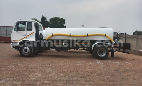 Acheter Occasion Utilitaire Nissan UD Blanc à Bulawayo, Bulawayo Acheter Occasion Utilitaire Nissan UD Blanc à Bulawayo, Bulawayo