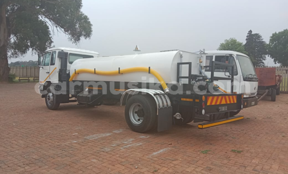 Acheter Occasion Utilitaire Nissan UD Blanc à Bulawayo, Bulawayo Acheter Occasion Utilitaire Nissan UD Blanc à Bulawayo, Bulawayo