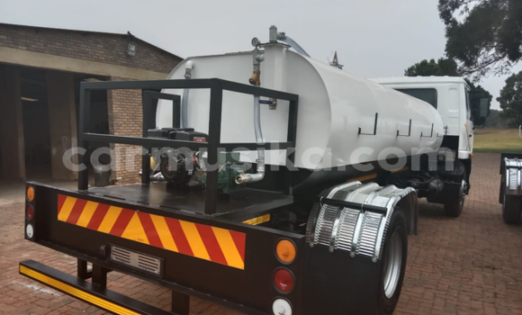 Acheter Occasion Utilitaire Nissan UD Blanc à Bulawayo, Bulawayo Acheter Occasion Utilitaire Nissan UD Blanc à Bulawayo, Bulawayo