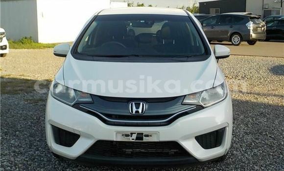 Nunua Ilio tumika Honda Fit Nyeupe Gari ndani ya Bulawayo nchini Bulawayo