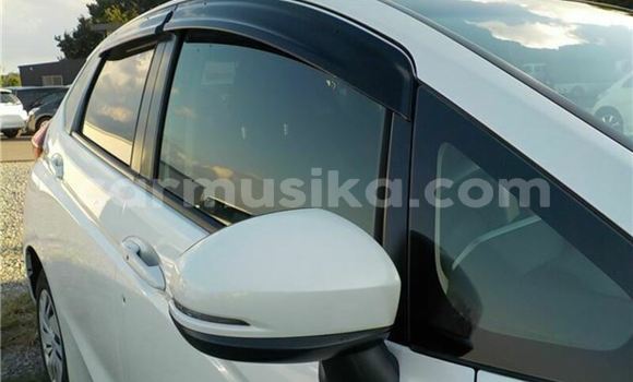 Nunua Ilio tumika Honda Fit Nyeupe Gari ndani ya Bulawayo nchini Bulawayo Nunua Ilio tumika Honda Fit Nyeupe Gari ndani ya Bulawayo nchini Bulawayo