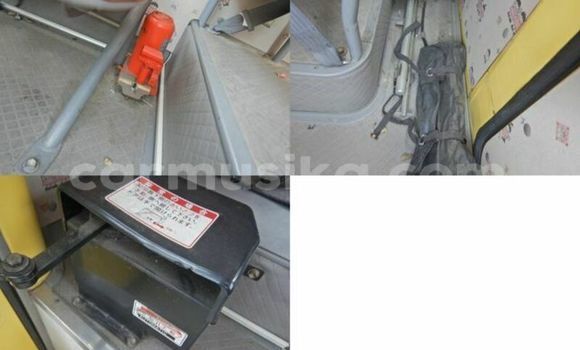 Nunua Ilio tumika Toyota Coaster Nyeupe Gari ndani ya Beitbridge nchini Matabeleland Kusini Nunua Ilio tumika Toyota Coaster Nyeupe Gari ndani ya Beitbridge nchini Matabeleland Kusini