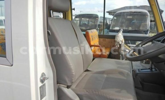 Nunua Ilio tumika Toyota Coaster Nyeupe Gari ndani ya Beitbridge nchini Matabeleland Kusini Nunua Ilio tumika Toyota Coaster Nyeupe Gari ndani ya Beitbridge nchini Matabeleland Kusini