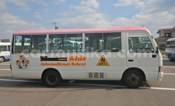 Nunua Ilio tumika Toyota Coaster Nyeupe Gari ndani ya Beitbridge nchini Matabeleland Kusini Nunua Ilio tumika Toyota Coaster Nyeupe Gari ndani ya Beitbridge nchini Matabeleland Kusini