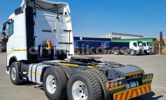 Acheter Occasion Utilitaire Volvo F4 Blanc à Beitbridge, Matabeleland South Acheter Occasion Utilitaire Volvo F4 Blanc à Beitbridge, Matabeleland South