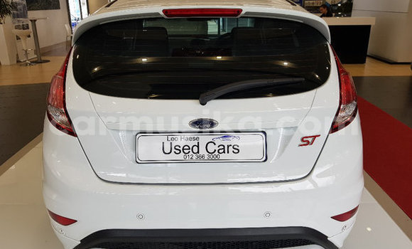 Nunua Ilio tumika Ford Fiesta ST Nyeupe Gari ndani ya Beitbridge nchini Matabeleland Kusini Nunua Ilio tumika Ford Fiesta ST Nyeupe Gari ndani ya Beitbridge nchini Matabeleland Kusini