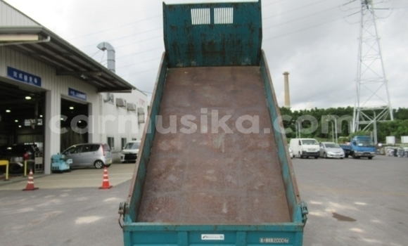 Nunua Ilio tumika Toyota Dyna Bluu Lori ndani ya Beitbridge nchini Matabeleland Kusini Nunua Ilio tumika Toyota Dyna Bluu Lori ndani ya Beitbridge nchini Matabeleland Kusini