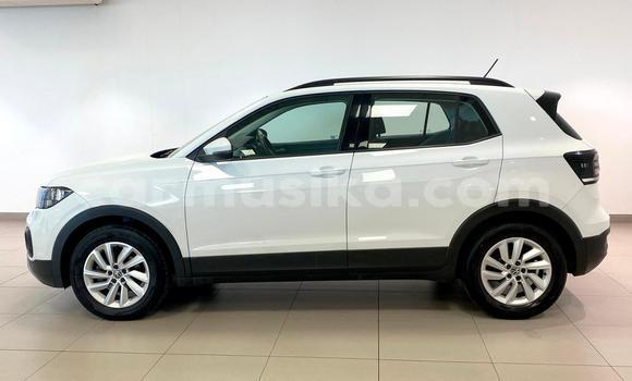 Acheter Occasion Voiture Volkswagen T-Roc Blanc à Beitbridge, Matabeleland South Acheter Occasion Voiture Volkswagen T-Roc Blanc à Beitbridge, Matabeleland South