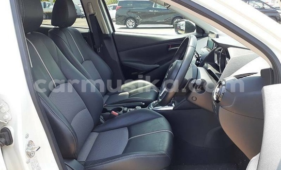 Acheter Occasion Voiture Mazda Demio Blanc à Beitbridge, Matabeleland South Acheter Occasion Voiture Mazda Demio Blanc à Beitbridge, Matabeleland South