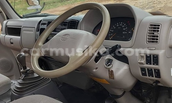 Acheter Occasion Utilitaire Hino 300 Blanc à Belvédère, Harare Acheter Occasion Utilitaire Hino 300 Blanc à Belvédère, Harare