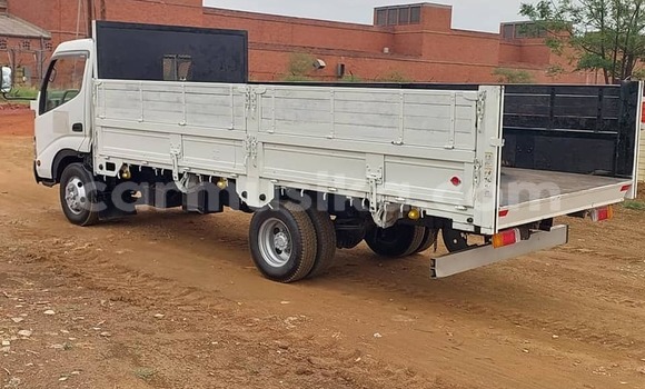 Acheter Occasion Utilitaire Hino 300 Blanc à Belvédère, Harare Acheter Occasion Utilitaire Hino 300 Blanc à Belvédère, Harare