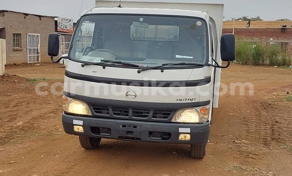 Acheter Occasion Utilitaire Hino 300 Blanc à Belvédère, Harare Acheter Occasion Utilitaire Hino 300 Blanc à Belvédère, Harare