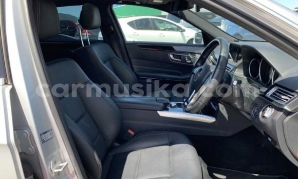 Acheter Occasion Voiture Mercedes-Benz E-Classe Gris à Beitbridge, Matabeleland South Acheter Occasion Voiture Mercedes-Benz E-Classe Gris à Beitbridge, Matabeleland South