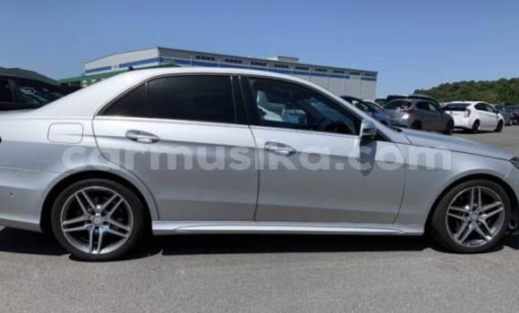 Acheter Occasion Voiture Mercedes-Benz E-Classe Gris à Beitbridge, Matabeleland South Acheter Occasion Voiture Mercedes-Benz E-Classe Gris à Beitbridge, Matabeleland South
