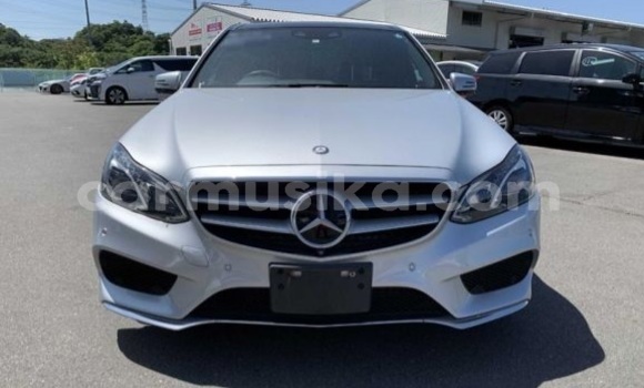 Acheter Occasion Voiture Mercedes-Benz E-Classe Gris à Beitbridge, Matabeleland South Acheter Occasion Voiture Mercedes-Benz E-Classe Gris à Beitbridge, Matabeleland South